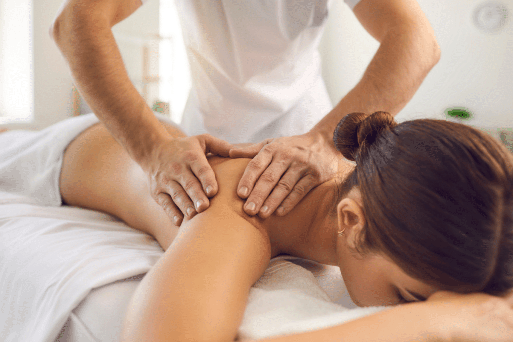Massage er en af de ældste og mest effektive metoder til at lindre smerter og spændinger i kroppen. Ved at manipulere musklerne og vævet i kroppen kan massage hjælpe med at øge blodgennemstrømningen, reducere inflammation og frigive spændinger, hvilket kan føre til en øget følelse af velvære og smertelindring.